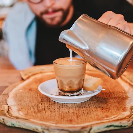 瓦康迪罗吉斯法哈洛比旅馆 2*