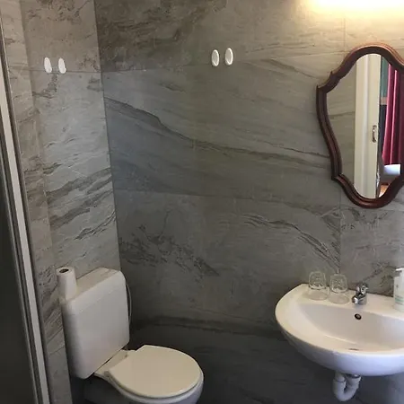 瓦康迪罗吉斯法哈洛比旅馆 2*